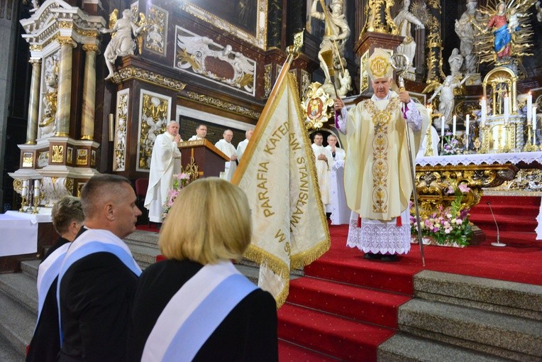 Różańcowy sztandar w katedrze