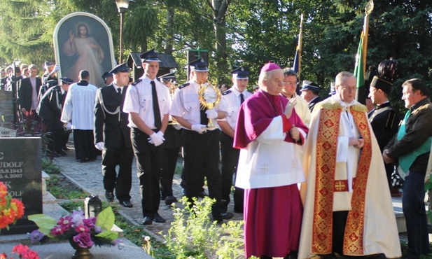 Razem z bp. Tadeuszem Rakoczym wierni z Zmarsk nieśłi znaki Miłosierdzia do swojego kościoła