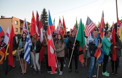 Podczas Drogi Krzyżowej prócz symboli niesione byly także flagi 90 państw