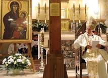 Bp Alojzy Orszulik głosi homilię w kościele św. Jakuba w Głownie