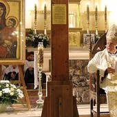 Bp Alojzy Orszulik głosi homilię w kościele św. Jakuba w Głownie