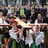 Młodzież wnosi symbole ŚDM na Stary Rynek w Łowiczu