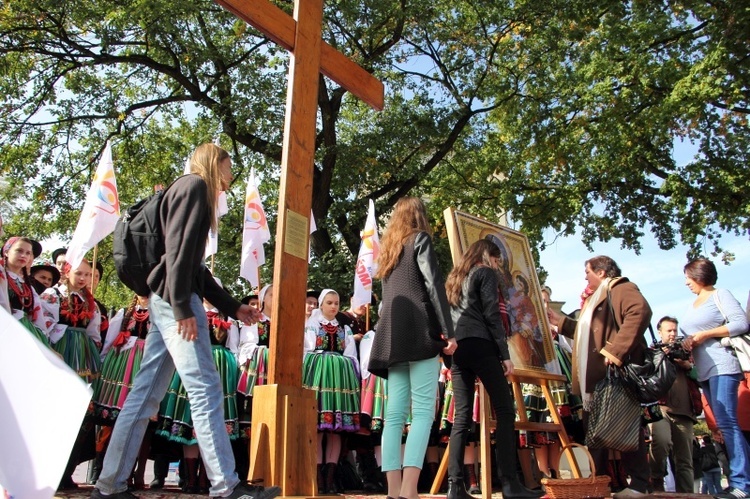 Symbole ŚDM na Starym Rynku w Łowiczu