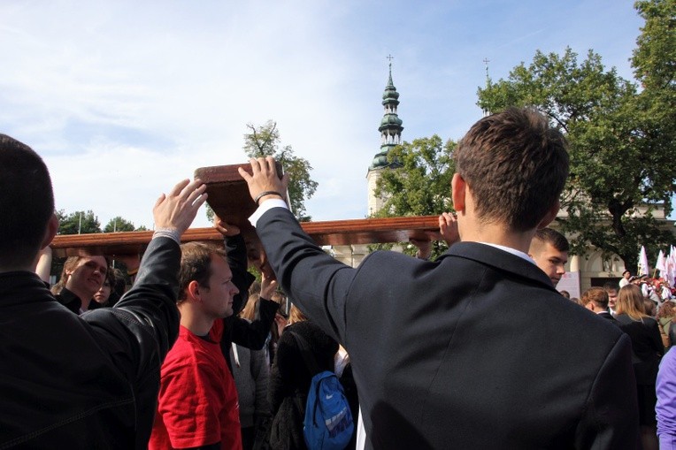 Symbole ŚDM na Starym Rynku w Łowiczu