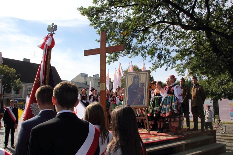 Symbole ŚDM na Starym Rynku w Łowiczu
