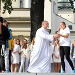 Symbole ŚDM na Starym Rynku w Łowiczu