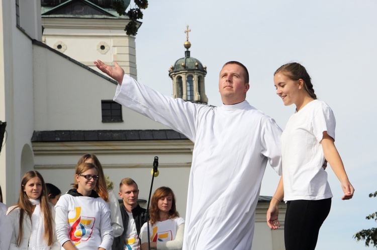 Symbole ŚDM na Starym Rynku w Łowiczu