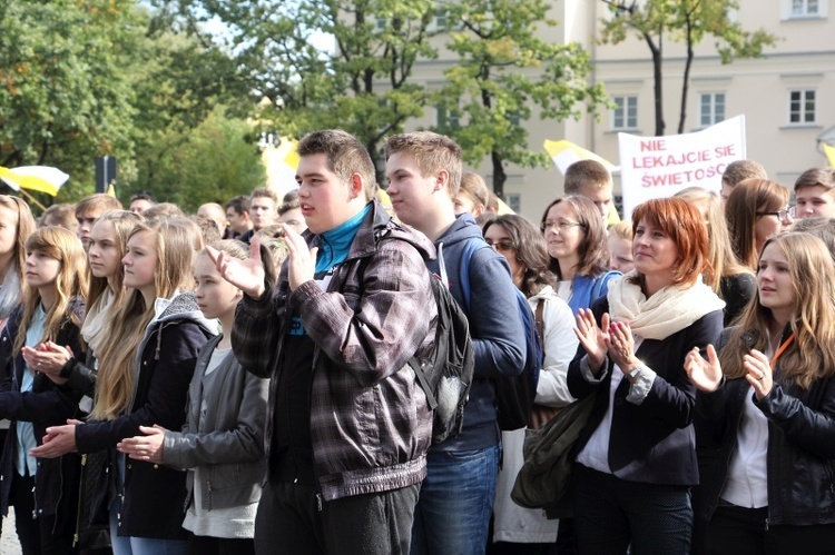 Symbole ŚDM na Starym Rynku w Łowiczu