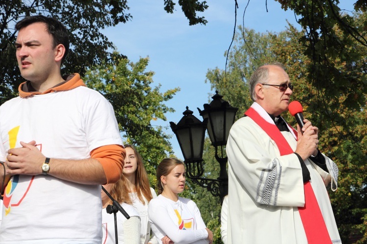 Symbole ŚDM na Starym Rynku w Łowiczu