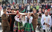 Symbole ŚDM na Starym Rynku w Łowiczu