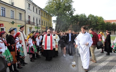 Symbole ŚDM na Starym Rynku w Łowiczu