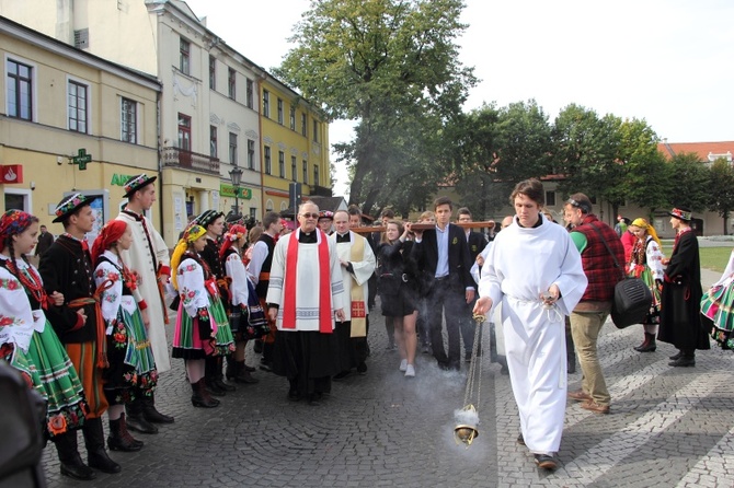 Symbole ŚDM na Starym Rynku w Łowiczu