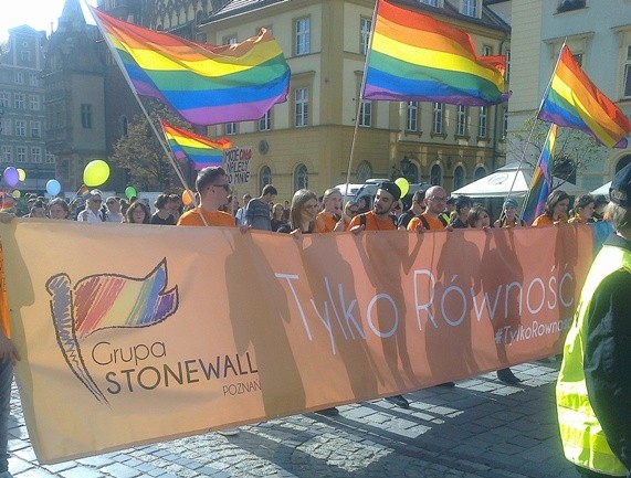 Tęczowy pochód na transparentach