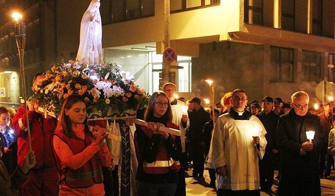 Służby medyczne także niosły figurę Matki Bożej Fatimskiej w czasie procesji