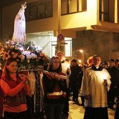 Służby medyczne także niosły figurę Matki Bożej Fatimskiej w czasie procesji