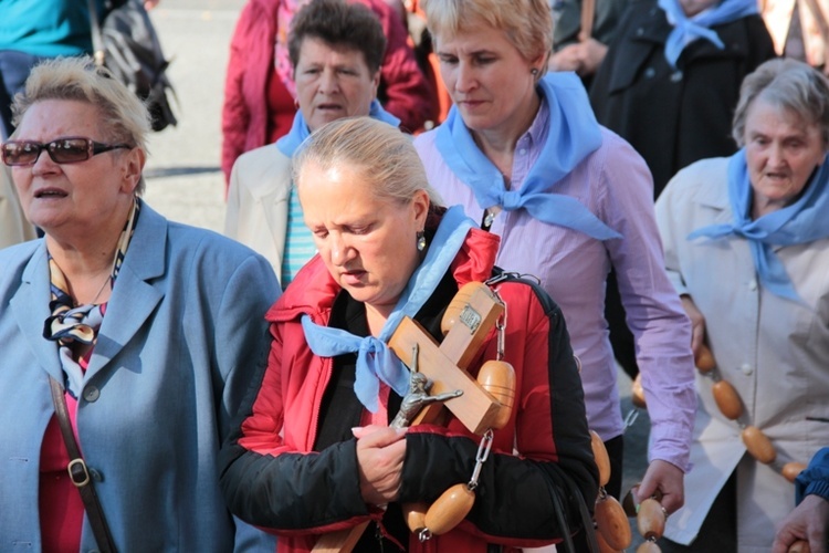 Po Mszy św. pielgrzymi przeszli do sanktuarium MB Domaniewickiej, odmawiając Różaniec