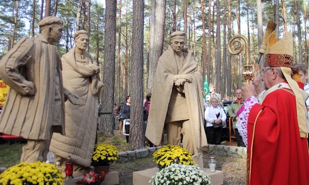 Po Mszy św. abp Sławoj Leszek Głódź poświęcił symboliczne figury więźniów zmuszanych do zacierania śladów hitlerowskiego zbrodni, poprzez palenie zwłok ofiar zabitych w lasach piaśnickich