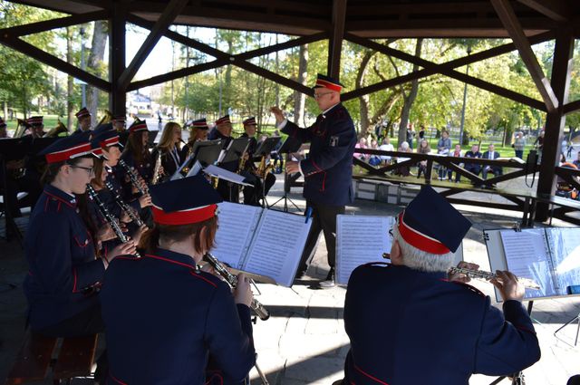 Koncert orkiestry w nowotarskim parku