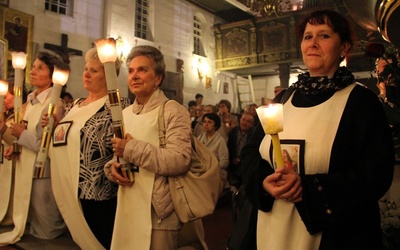 Procesja z lampionami zakończyła się w kościele na Burku