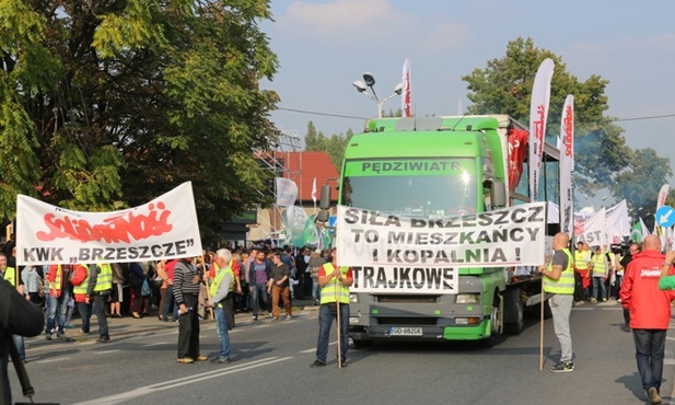 Górnicy śląskich kopalń i mieszkńcy manifestowali dziś w Brzeszczach