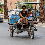 Durres w Albanii. Trójkołowiec jest szczytem marzeń każdego śmieciarza
