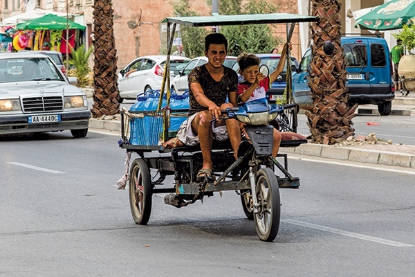 Durres w Albanii. Trójkołowiec jest szczytem marzeń każdego śmieciarza