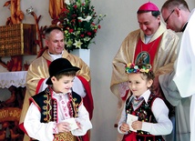 Dzieci powitały biskupa w kościele. One będą stanowić o przyszłości wsi