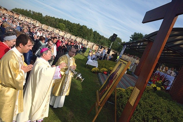 Msza św. sprawowana była przy obecności wiernych replik symboli ŚDM