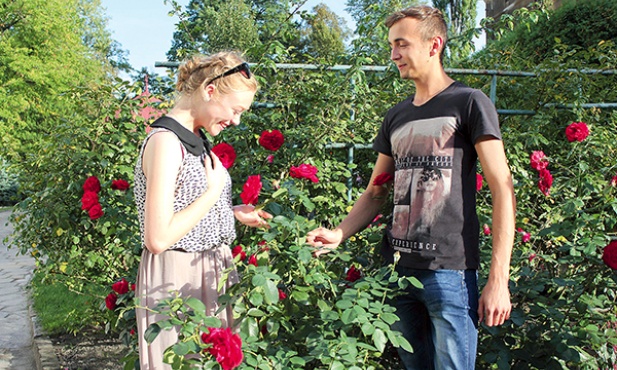 Martyna Kamińska i Dawid Sikora zdecydowali się zagrać w teledysku promującym spotkanie z ks. Pierre- -Hervé Grosjeanem