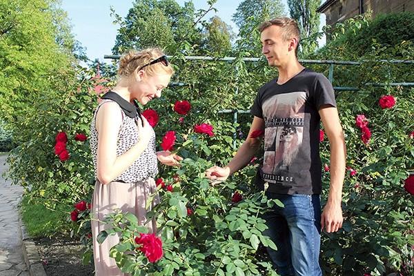 Martyna Kamińska i Dawid Sikora zdecydowali się zagrać w teledysku promującym spotkanie z ks. Pierre- -Hervé Grosjeanem