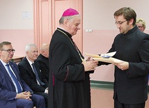 Biskup Tadeusz Rakoczy, który otrzymał tytuł Przyjaciela Szkół im. bł. Matki Teresy z Kalkuty w Żywcu, trzykrotnie miał okazję spotkać się z błogosławioną