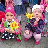 W przygotowaniu dzieci do Pierwszej Komunii Świętej oraz uwrażliwianiu na chorych i starszych mogą pomóc nawet kwiaty