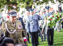  Uroczystości odbyły się pod pomnikiem AK w Olsztynie. Wzięli w nich udział przedstawiciele władz, służb mundurowych oraz kombatanci