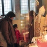  Zwiedzanie skarbca Muzeum Archidiecezjalnego spotkało się z dużym zainteresowaniem młodszych i starszych uczestników