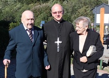 Ks. Robert Szczotka z rodzicami w Zwardoniu