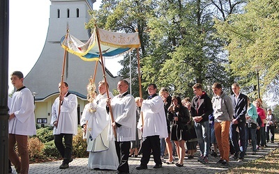  Procesja z Najświętszym Sakramentem na przykościelnym placu