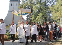  Procesja z Najświętszym Sakramentem na przykościelnym placu