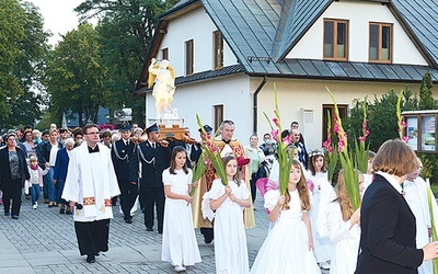   Figurę wniesiono procesyjnie do kościoła