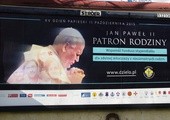 W wielu miejscach w Gdańsku znaleźć można plakaty przypominające o Dniu Papieskim, w którym odbywa się zbiórka funduszy na stypendia dla zdolnej młodzieży. 