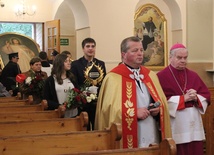 Bp Tadeusz Rakoczy, ks. Marian Kulik - proboszcz w Lipowcu oraz delegacje parafian wprowadzili Znaki Miłosierdzia do kościoła parafialnego