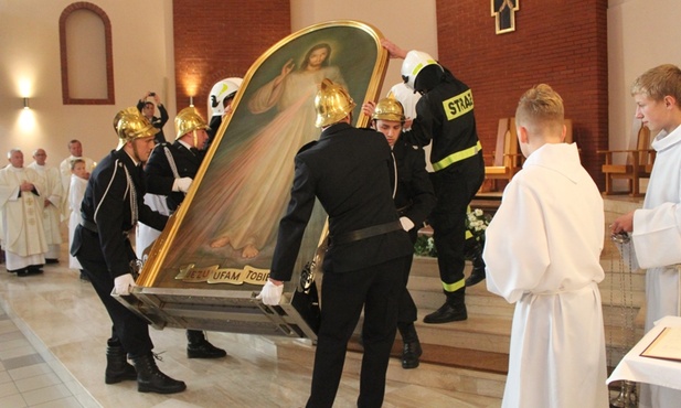 Hermaniccy strażacy wnieśli do kościoła obraz Jezusa Miłosiernego