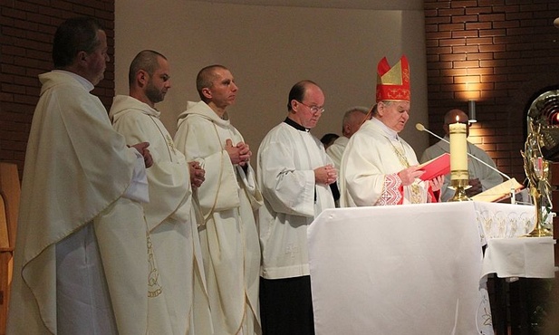Eucharystii na powitanie Znaków Miłosierdzia przewodniczył bp senior Tadeusz Rakoczy