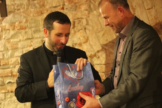 Ks. Pierre-Hervé Grosjean z młodzieżą i wychowawcami