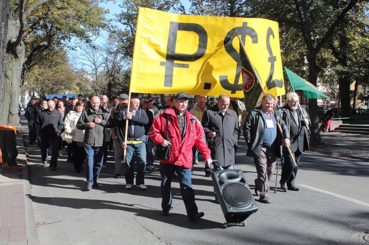 Pikieta rolników przed urzędem wojewódzkim