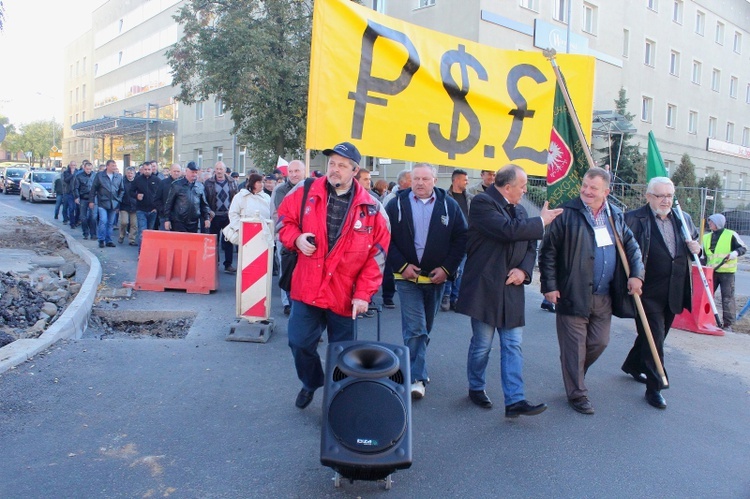 Pikieta rolników przed urzędem wojewódzkim