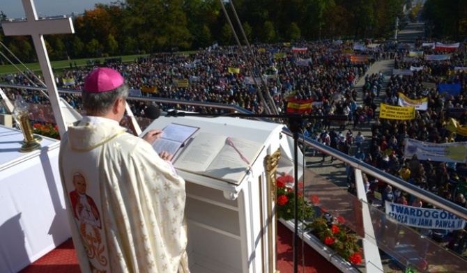 Pielgrzymce przewodniczył bp Henryk Tomasik, krajowy duszpasterz Rodziny Szkół Jana Pawła II