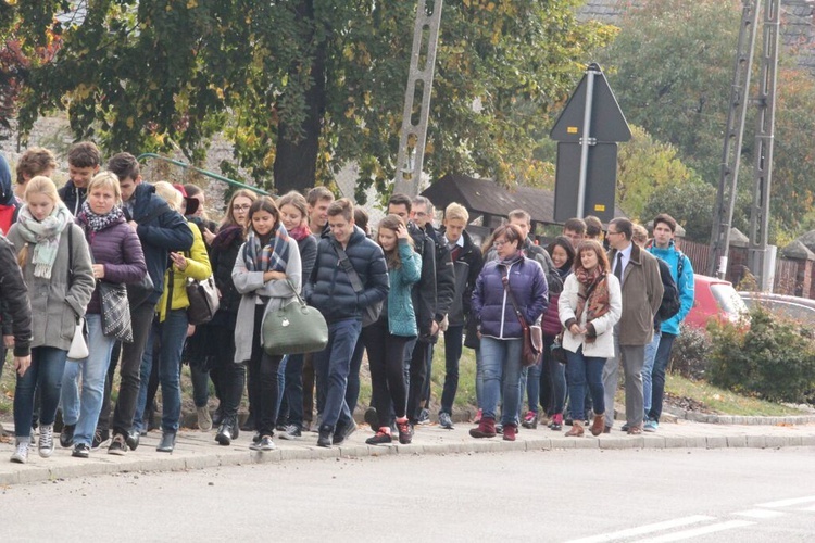 Uczniowie u ks. Szramka