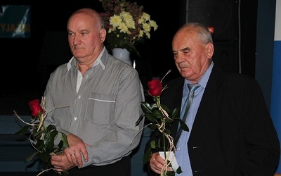 Od lewej Andrzej Gabinek i Stanisław Klimkiewicz. Zostali odznaczeni medalem "Za zwycięstwo nad cukrzycą"