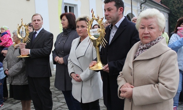 Parafianie z Ustronia-Centrum wnieśli relikwie Apostołów Miłosierdzia do kościoła