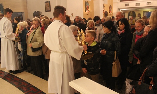 Po Mszy św. każdy mógł ucałować relikwie św. Faustyny i św. Jana Pawła II